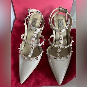 Authentic Valentino Rockstud Kitten Heels in nude/ pump
